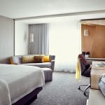 Habitación con cama y sofá.