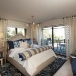 Habitación de invitados con dos ventanas