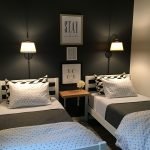 Habitación de invitados en blanco y negro.