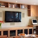 Portátil blanco sobre la mesa en la sala de estar