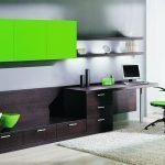 Marrón y verde en el interior del salón.