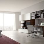 Muebles grises y blancos con escritorio de computadora