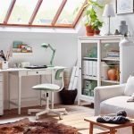 Salón interior con sofá blanco y escritorio de la computadora