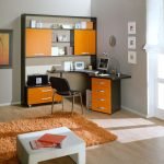 Escritorio de computadora naranja