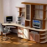 Escritorio de computadora con complemento