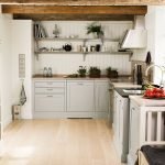 Estantes en la cocina