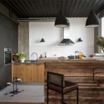 Taburetes de bar junto a la mesa