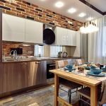 Cocina tipo loft en colores vivos.