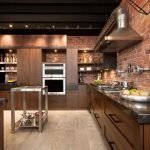 Muebles de cocina con iluminación integrada.