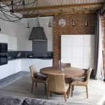 Muebles blancos en el interior.