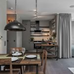 Araña sobre la mesa del comedor