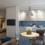 La combinación de muebles blancos y un delantal azul.