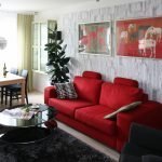 Sofá rojo en la sala de estar