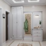 Muebles blancos en el interior.