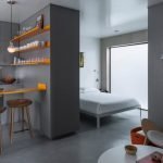 Acentos anaranjados en un interior gris.