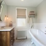 Proyecto de diseño de un baño con ventana.