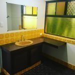 Amarillo y chocolate en el diseño del baño.