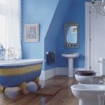 Azul en el diseño del baño.