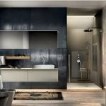 Amplio baño en colores negro y beige.
