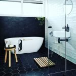 Taburete cerca del baño