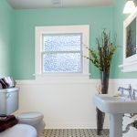 Fontanería blanca en un diseño de baño