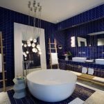 Azulejo azul en el baño