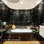 Azulejo negro en el baño