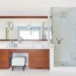 Baño con espejo grande en la pared.