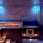Iluminación romántica en el baño.