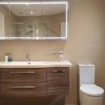 Espejo rectangular sobre el lavabo en el baño.