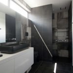 Lavabo negro en el baño.