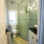 Pequeño baño con ducha.