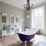 Baño morado en el centro de la habitación.