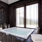 Baño junto a la ventana