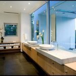 Baño con dos lavabos.
