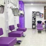 Sillones lilas en un interior blanco.