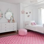 La combinación de blanco y rosa en el interior.