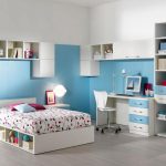 Estantería de libros en la cama
