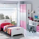 Cama junto a la ventana