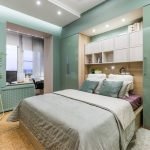Habitación acogedora con balcón.