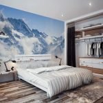 Diseño de dormitorio de colores claros con murales azules.