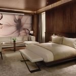 Cama grande en el dormitorio