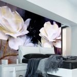 Rosas blancas en la pared