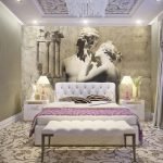 Cama blanca con colcha rosa