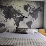 Mural con un mapamundi en blanco y negro