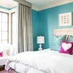 Dormitorio para la niña en tonos azules.