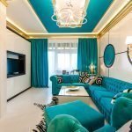 Dorado combinado con azul en el interior del dormitorio-salón