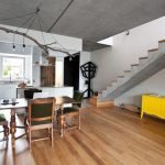 Cofre debajo de las escaleras