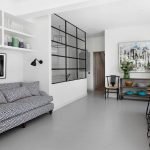 Piso gris en un interior blanco
