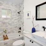 Artículos interiores en el baño.